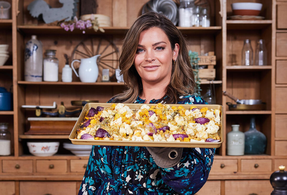 Vegetarische traybake met pompoen, bloemkool, kikkererwten en kaas