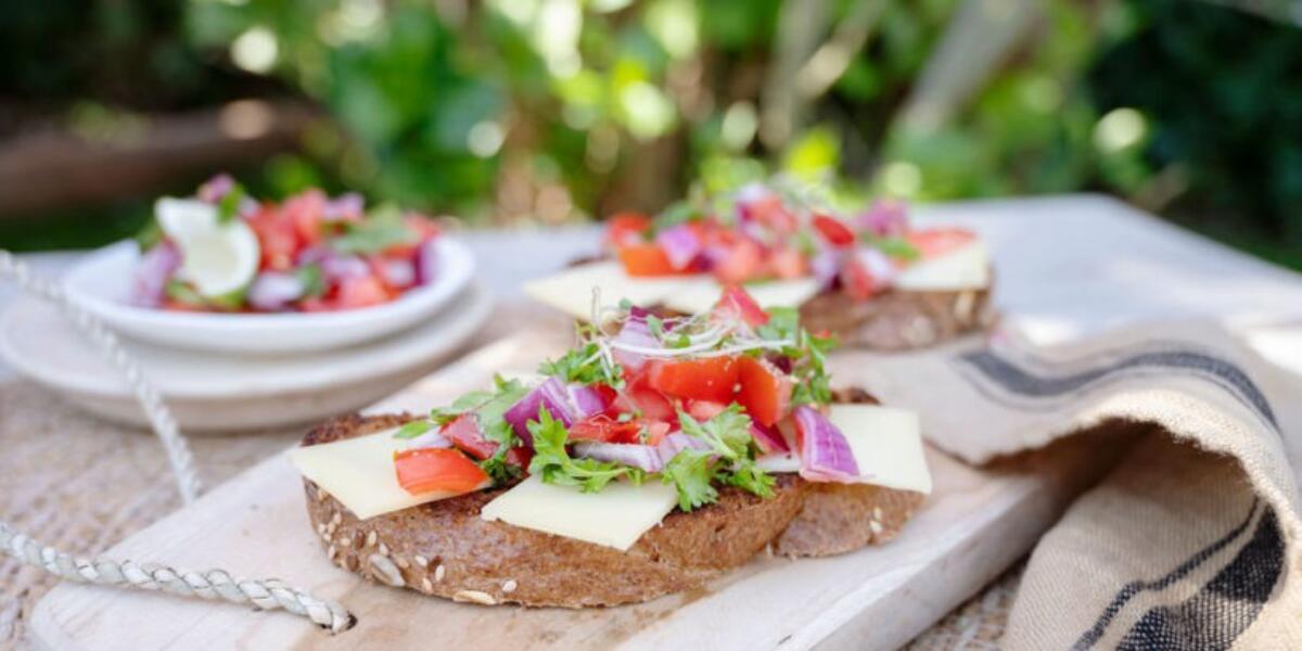 Geroosterd meergranenbrood met belegen kaas en een zelfgemaakte tomatensalsa