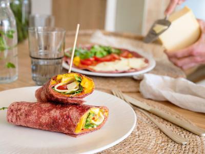 Wraps met Jong belegen Uniekaas, chorizo, tomaten, baby Spinazie