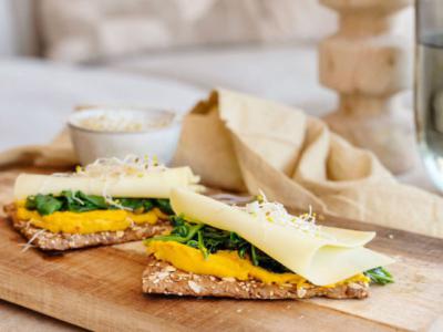 Volkoren crackers met jonge Uniekaas, zoete aardappel hummus, gebakken spinazie en alfalfa