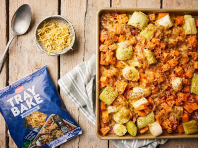 Prei en zoete aardappel traybake met kaas en spekjes