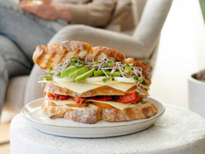 Clubsandwich met Jong belegen Uniekaas mayonaise, gerookte kip, ei, avocado, cherry tomaten en kiemgroenten